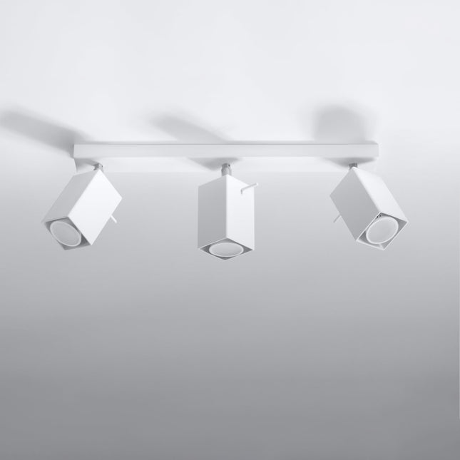 Plafonnier directionnel carré 3 spots LED blanc éclairant un salon