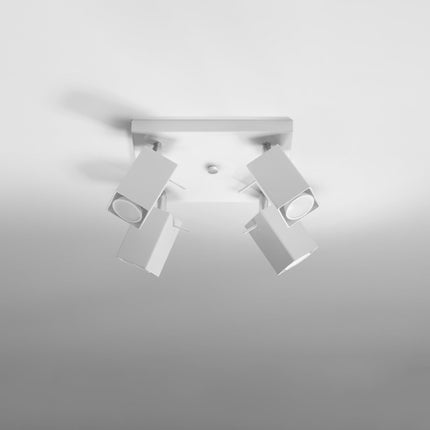 Plafonnier directionnel carré 4 spots LED blanc éclairant un salon