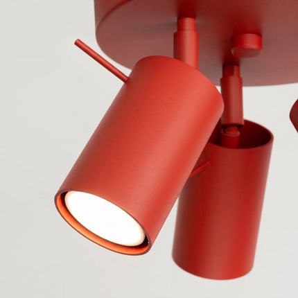 Plafonnier Directionnelle 3 Spots LED Acier Rouge Vif Orientable, vue sur fond coloré