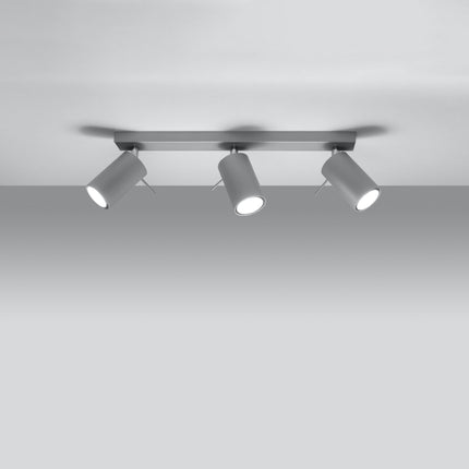 Plafonnier directionnelle 3 spots orientables gris installé dans une pièce lumineuse