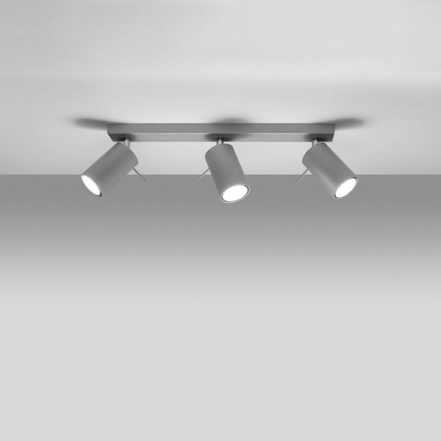 Plafonnier directionnelle 3 spots orientables gris installé dans une pièce lumineuse