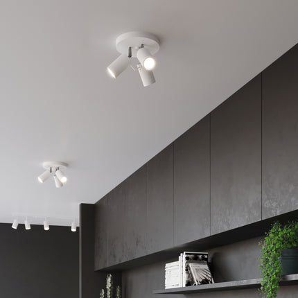 Plafonnier 3 spots blanc installé sous plafond incliné, ambiance cuisine avec mobilier sombre