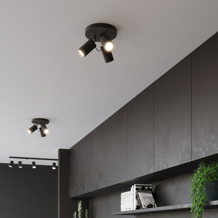 Plafonnier 3 spots noir installé sous plafond incliné, ambiance cuisine avec mobilier sombre