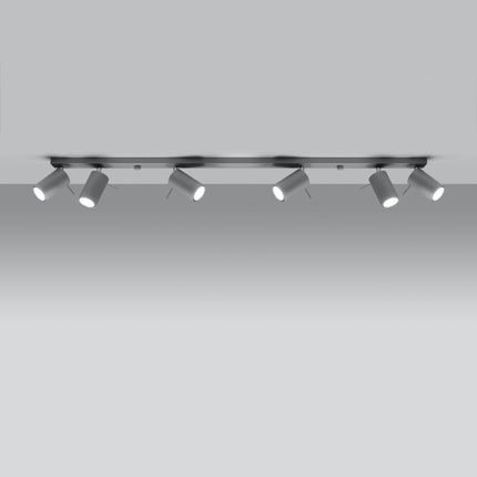 Plafonnier directionnelle 6 spots orientables gris installé dans une pièce lumineuse