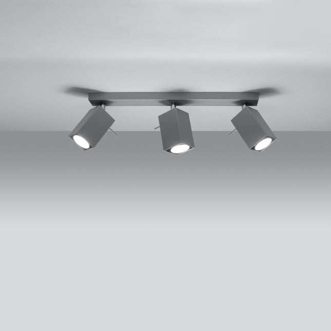 Plafonnier directionnelle carré 3 spots orientables gris installé dans une pièce lumineuse