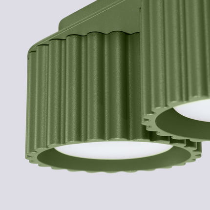 Détail des rainures et de la finition mate du plafonnier Aura 2 vert olive