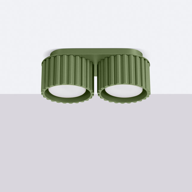 Plafonnier double Aura 2 vert olive monté au plafond, fond clair épuré