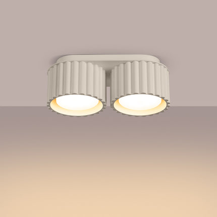 Plafonnier double Aura beige allumé au plafond, lumière chaude diffusée par les deux diffuseurs