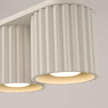 Détail des cannelures et de la finition mate beige du plafonnier double Aura