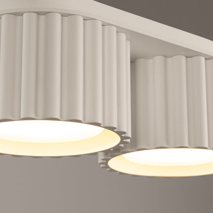 Détail des rainures verticales du plafonnier Aura beige et de ses deux diffuseurs lumineux