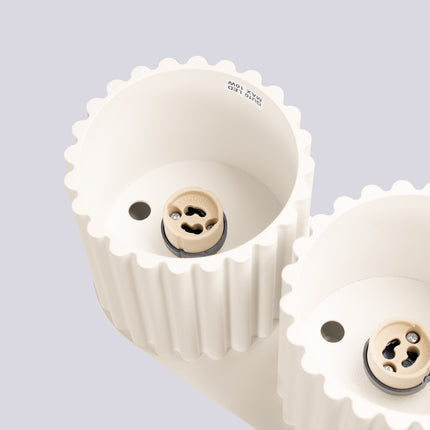 Intérieur des deux cylindres du plafonnier Aura beige avec douilles GU10 LED 10W max