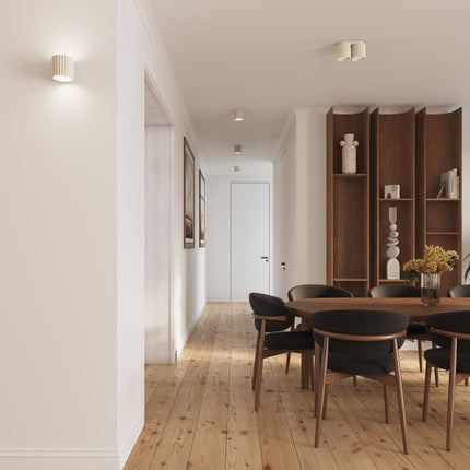 Plafonnier double Aura beige au plafond d'une salle à manger en bois clair de style japandi