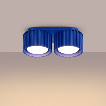 Plafonnier double Aura bleu outremer allumé au plafond, lumière chaude diffusée vers le sol