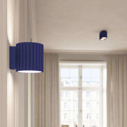 Plafonnier Aura bleu outremer dans un intérieur lumineux près d'une fenêtre