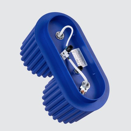 Dessous du plafonnier double Aura bleu outremer avec câblage et plaque de fixation