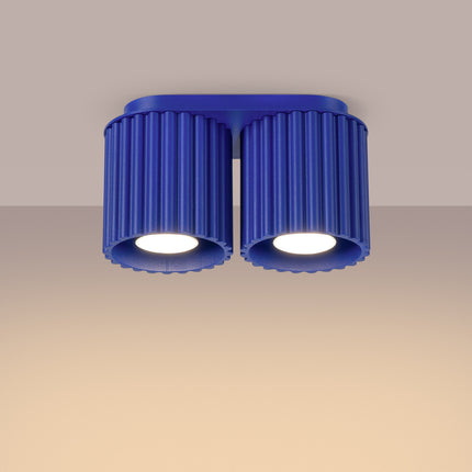 Plafonnier double Aura bleu outremer allumé au plafond, lumière chaude dirigée vers le bas