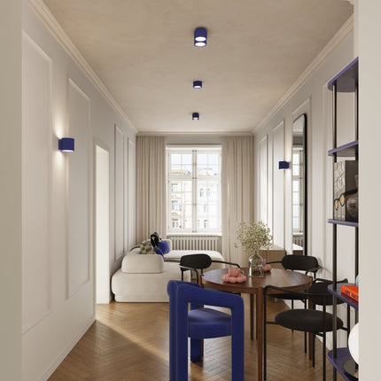 Plafonnier double Aura bleu outremer au plafond d'une salle à manger contemporaine