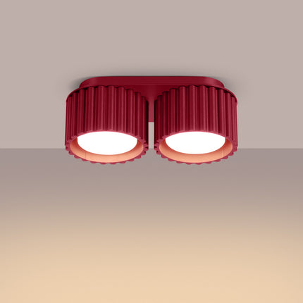 Plafonnier double AURA bordeaux allumé au plafond, lumière chaude diffusée vers le bas