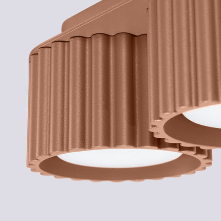 Détail des cannelures verticales et de la finition mate moka du plafonnier Aura