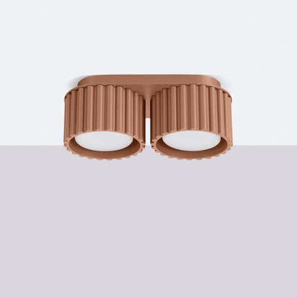 Plafonnier double Aura moka fixé au plafond, corps cannelé et diffuseurs opale
