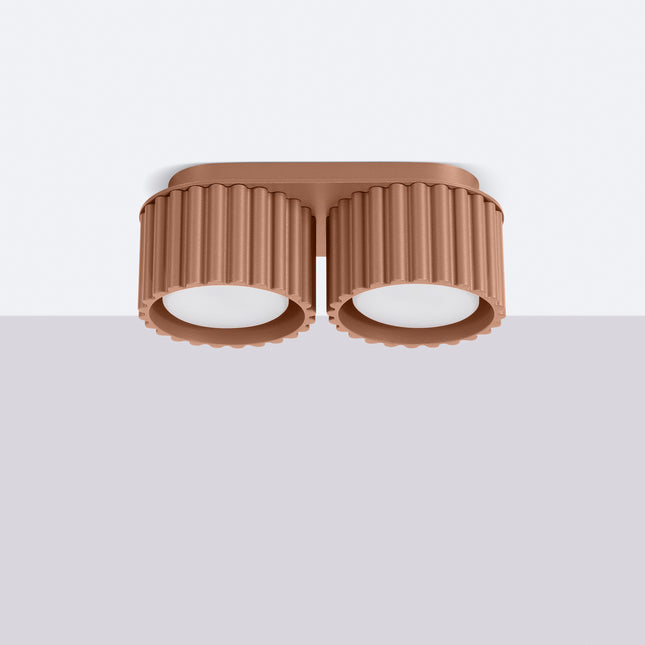 Plafonnier double Aura moka fixé au plafond, corps cannelé et diffuseurs opale