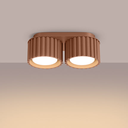 Plafonnier double Aura moka allumé, lumière chaude diffusée par les deux spots