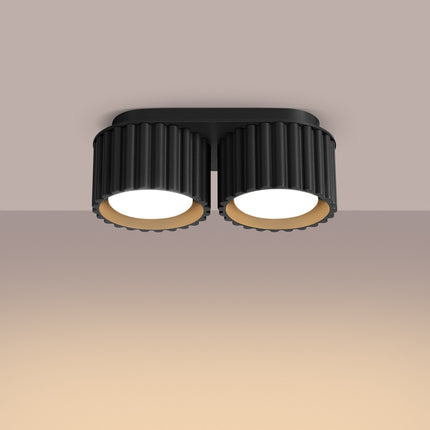 Plafonnier double Aura noir allumé, ses deux sources GX53 diffusant une lumière chaude