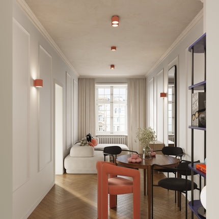Plafonnier double Aura pêche au plafond d'un salon lumineux aux tons clairs