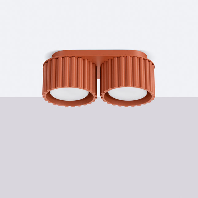 Plafonnier double Aura rouge ocre fixé sur un plafond blanc, éclairage dirigé vers le bas