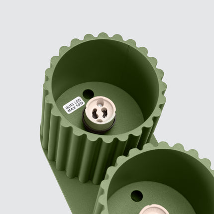 Détail de la douille GU10 LED 10 W maximum à l'intérieur du cylindre vert olive Aura