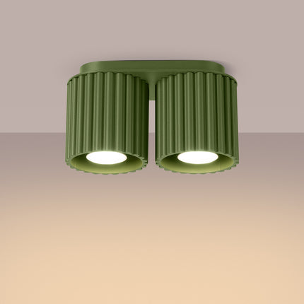 Plafonnier double Aura vert olive allumé au plafond dans une ambiance chaleureuse