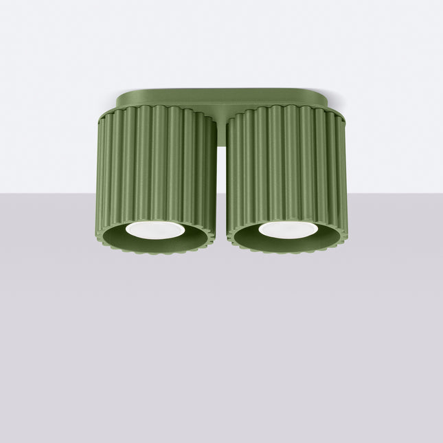 Plafonnier double Aura vert olive fixé au plafond d'un intérieur clair et épuré