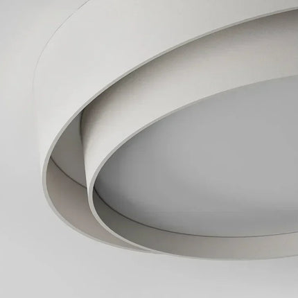 Détail des deux anneaux superposés du plafonnier double cercle blanc
