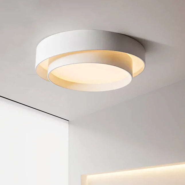 Plafonnier LED double cercle blanc vu de trois quarts au plafond
