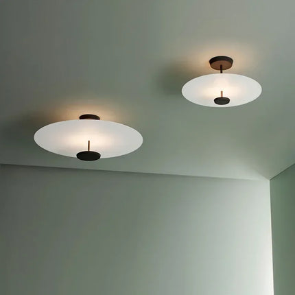 Plafonnier double cercle métal dans une chambre contemporaine