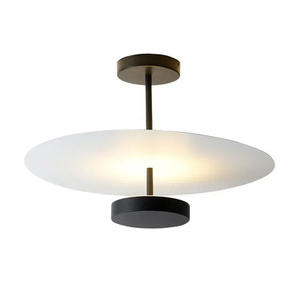Plafonnier double cercle métal éclairant une entrée moderne