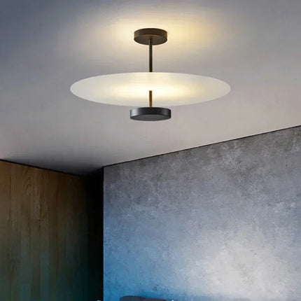 Plafonnier double cercle métal éclairant un plafond de salon