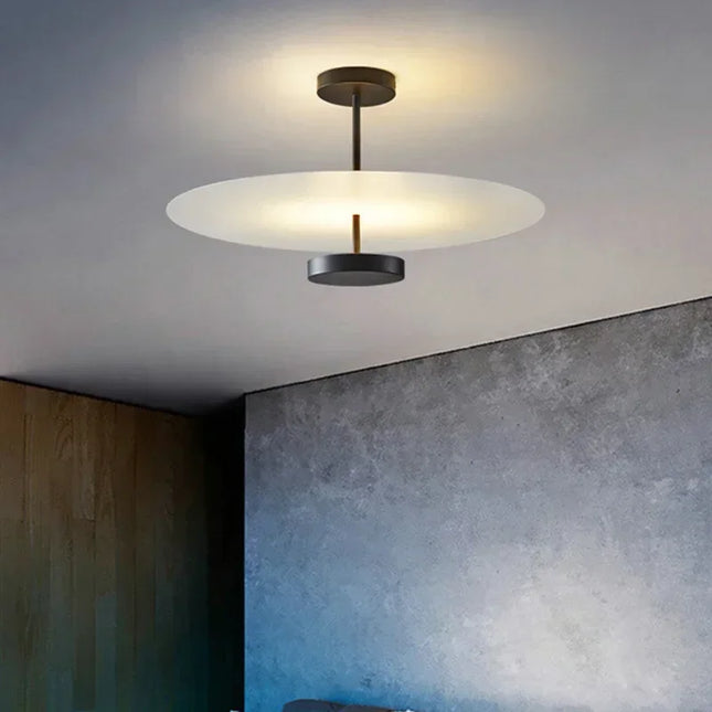 Plafonnier double cercle métal éclairant un plafond de salon