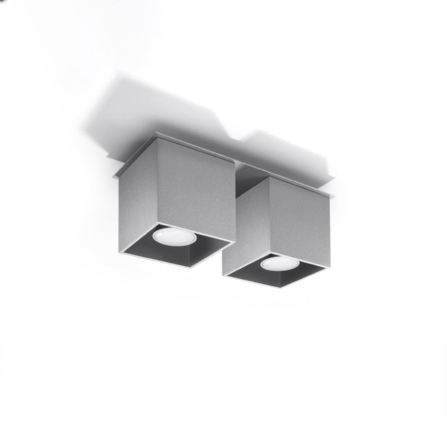 Plafonnier double cube LED gris au-dessus d'un plan de travail