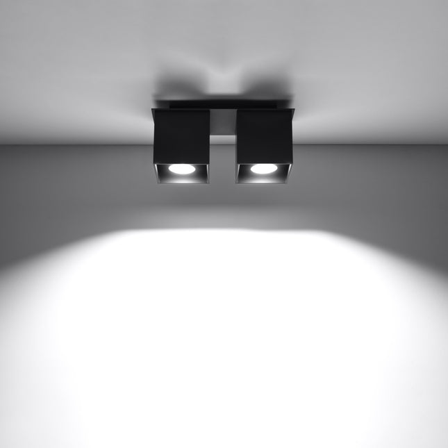Plafonnier double cube LED noir éclairant une entrée