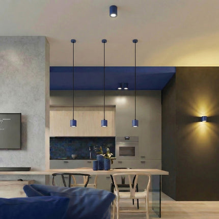 Plafonnier Double Cylindre LED bleu outremer dans une entrée contemporaine