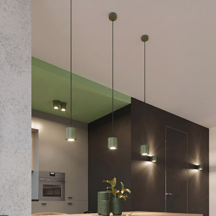 Plafonnier Double Cylindre LED vert olive au-dessus d'un plan de travail