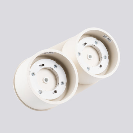 Plafonnier double Pastille beige, vue sur fond coloré