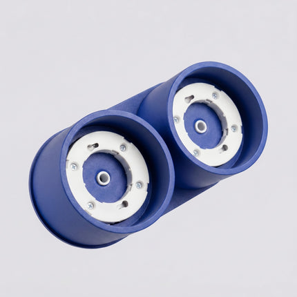 Plafonnier double Pastille bleu outremer, vue sur fond coloré