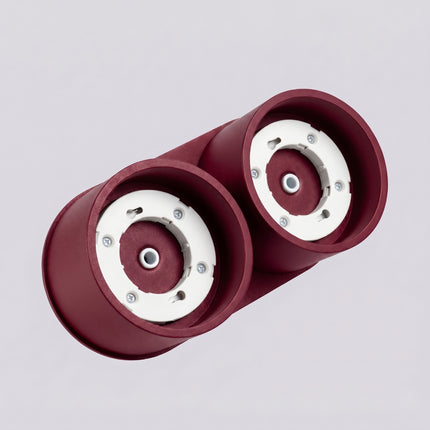 Plafonnier double Pastille bordeaux, vue sur fond coloré