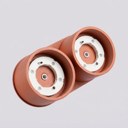 Plafonnier Double Pastille en Aluminium Rouge Ocre (GX53), vue sur fond coloré