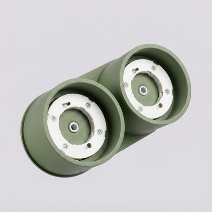 Plafonnier double Pastille vert olive, vue sur fond coloré