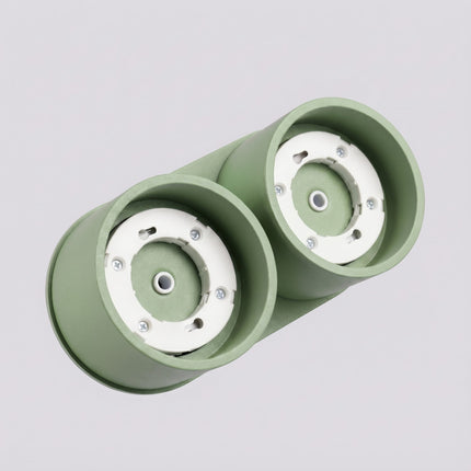 Plafonnier double Pastille vert sauge, vue sur fond coloré