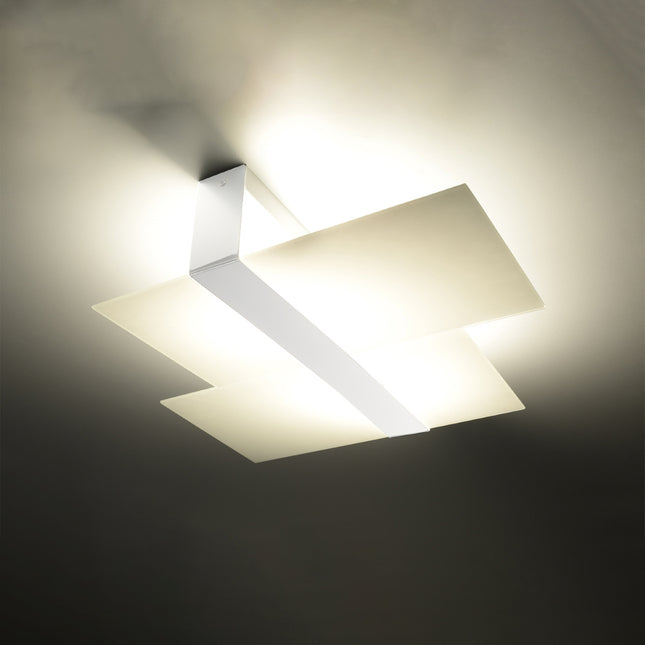 Plafonnier double plaque en verre blanc allumé, diffusant une lumière chaleureuse dans la pièce