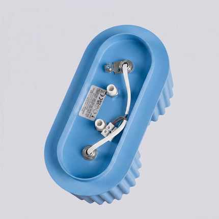 Plafonnier double spot Aura bleu azur, vue sur fond coloré